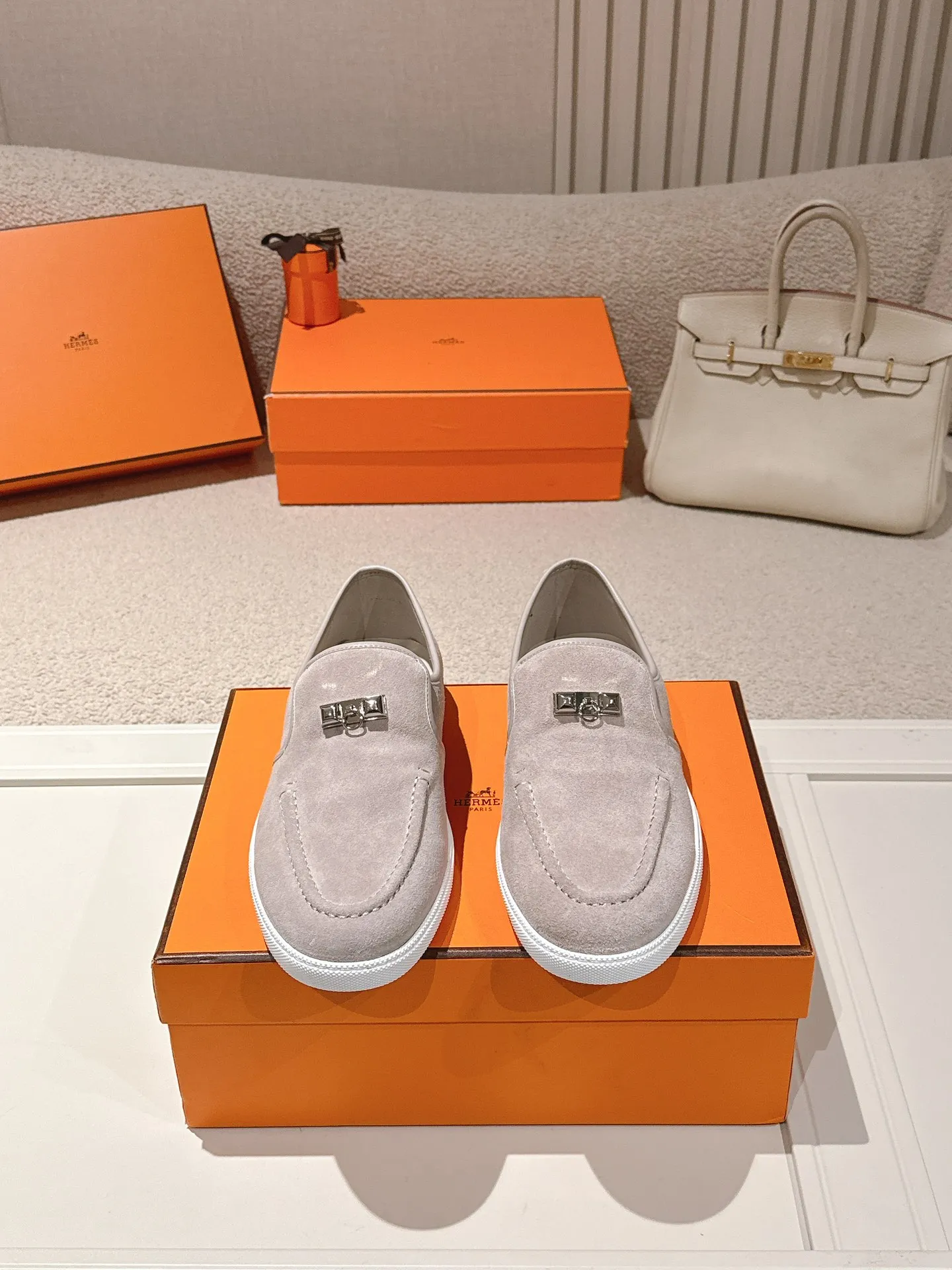 Men's Men's Shoes 600💰 Hermes# Couple Studded Loafers Calfskin and suede goatskin lace-up free sneakers with signature "H" detail. The design is simple and smooth, creating a fashionable urban look. It is comfortable and versatile. H family classics are not outdated, and the delivery counter is exquisitely packaged🛍📦 Fabric: Original customized imported first-layer cowhide/cow down Lining: Imported soft sheepskin Sole: Original open-molded anti-slip TPU material Size: 35-45